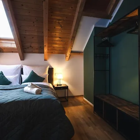 Alpstay Kuhstadl - 3 Bedrooms - Ski-in & Ski-out Апартаменти