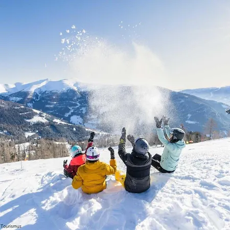 Alpstay Kuhstadl - 3 Bedrooms - Ski-in & Ski-out Apartment